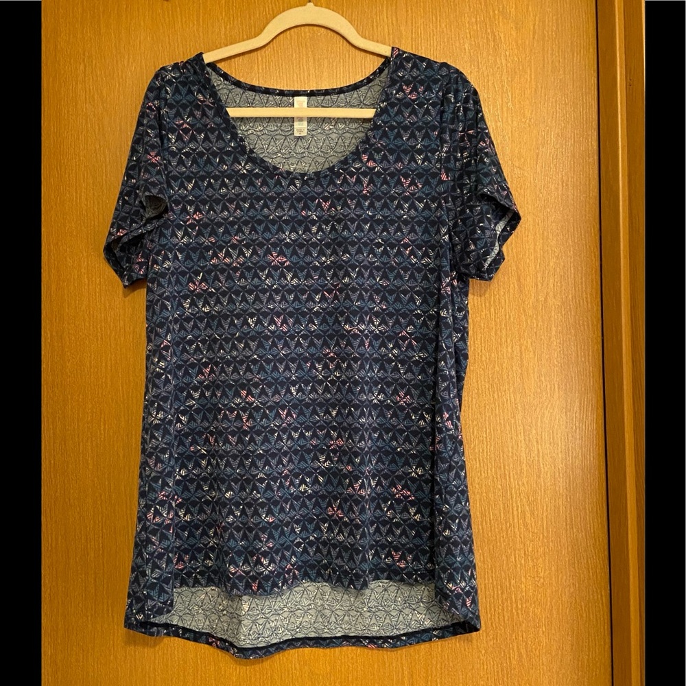 NWOT Lularoe Classic Tee